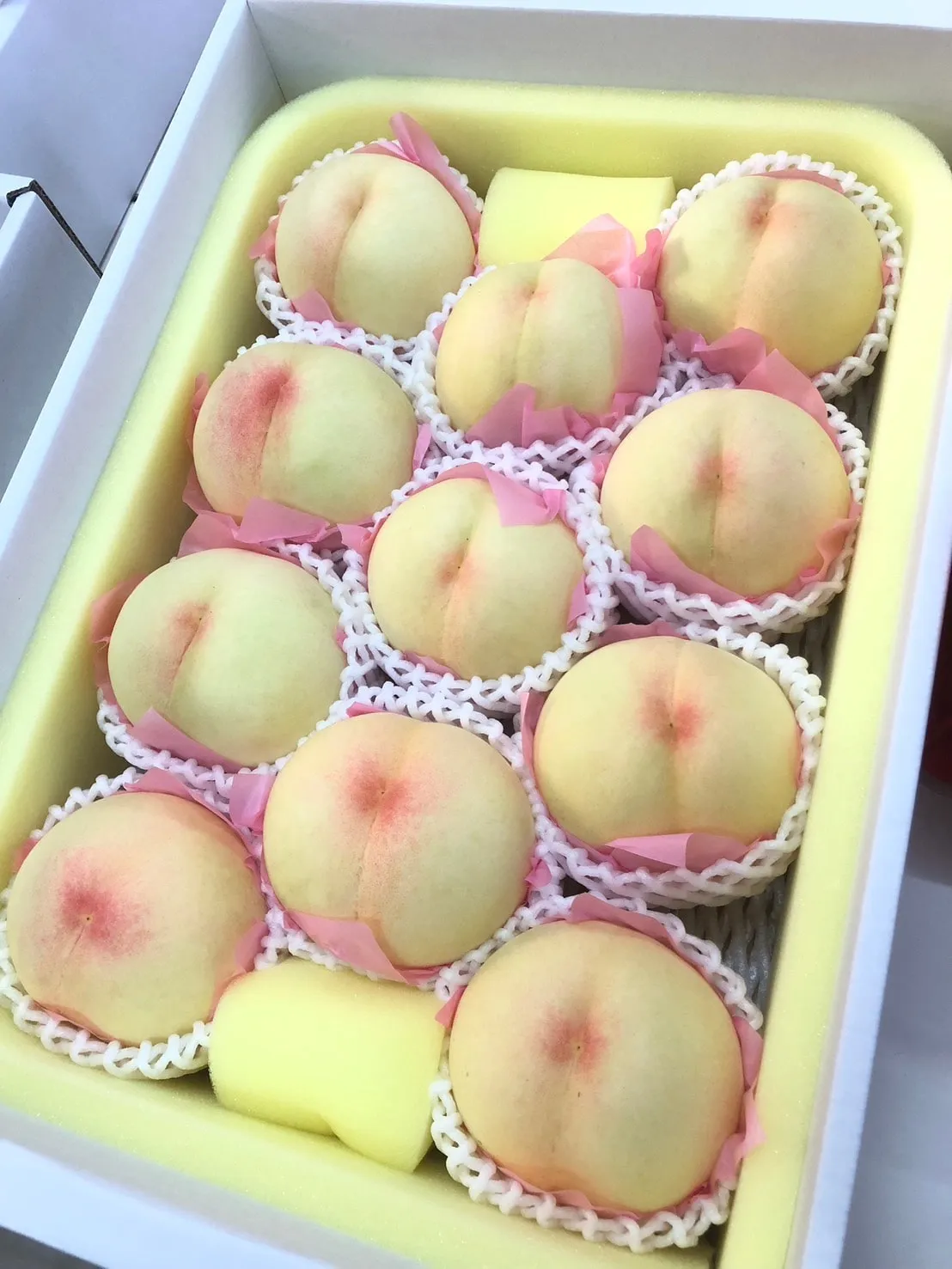 箱に詰められた岡山県産の白桃